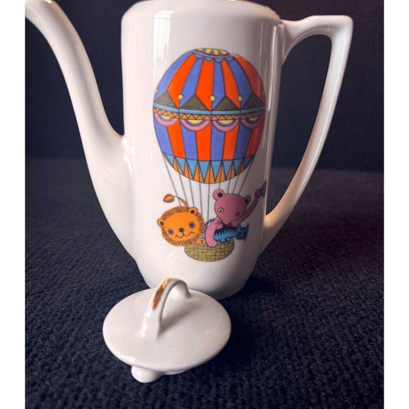 Vintage Porcelain Teapot – Hot Air Balloon with Animals – 1970s Whimsical Design - Picture 5 of 8